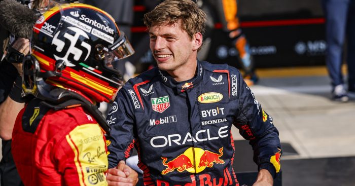 Max Verstappen (Red Bull Racing) beri ucapan selamat usai Carlos Sainz (Ferrari) rebut pole position GP Italia. (Foto: planetf1) 