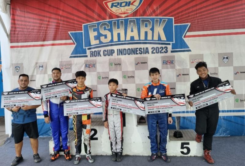 Pegokart dan tim yang mendapat prize money sebagai juara umum Eshark Rok Cup 2023 total Rp 87,5 juta dari penyelenggara Eshark Motorsport. (foto : bs)
