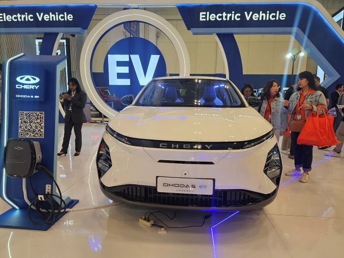 Model Chary OMODA 5 EV di pameran BCA Expo BSD City Tangerang