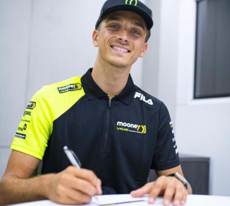 Luca Marini (Italia), tanda tangan perpanjangan kontrak di tim VR46 Ducati. (Foto: vr46)