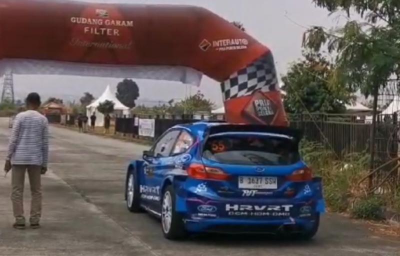 H Rihans Variza dan Anthony Sarwono (navigator) andalkan Ford Fiesta R5 jalani sesi practice Kejurnas Sprint Rally 2023 rd 4 di GBLA Bandung. (foto : ist)