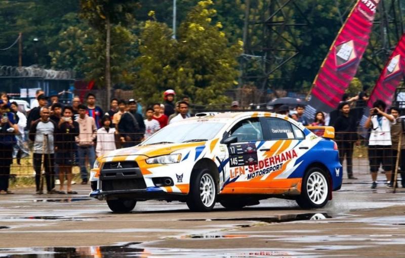 Rifat Sungkar menggunakan Mitsubishi Evo X dengan livery LFN Sederhana Motorsport turun di Kejurnas Sprint Rally 2023 GBLA Bandung