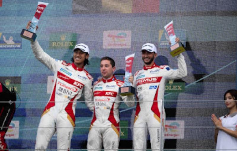 Sean Gelael, Robin Frinjs, dan Ferdinand Habsburg dari Team WRT 31 akhirnya bisa meraih hasil yang pantas, podium di P3 di 6 Hours of Fuji 2033.