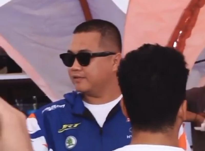Dengan raut wajah sedih, H Putra meninggalkan Kejurnas Sprint Rally 2023 di GBLA Bandung, menyusul rontoknya girboks Skoda Fabia Evo pada 600 meter jelang finish SS 2