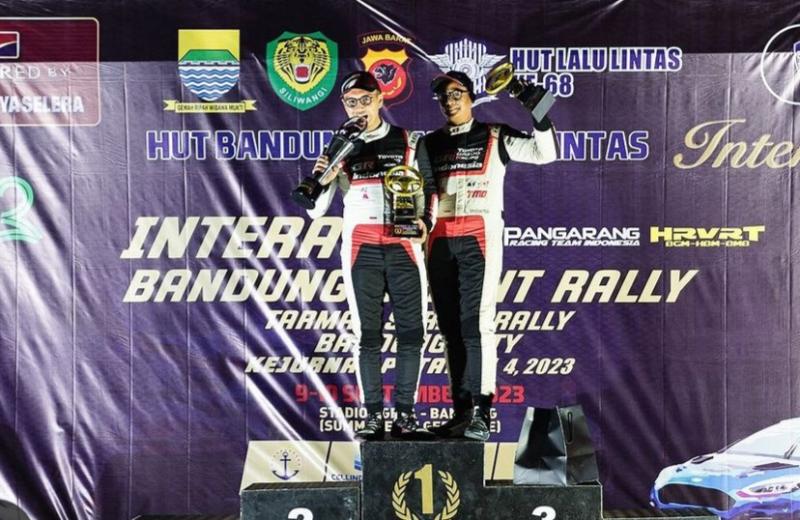 Ryan Nirwan dan Adi Indiarto, di podium juara Group M1 dan Overall event Interauto Bandung Sprint Rally 2023, GBLA Gedebage Bandung.(Foto: tgr indonesia ) .