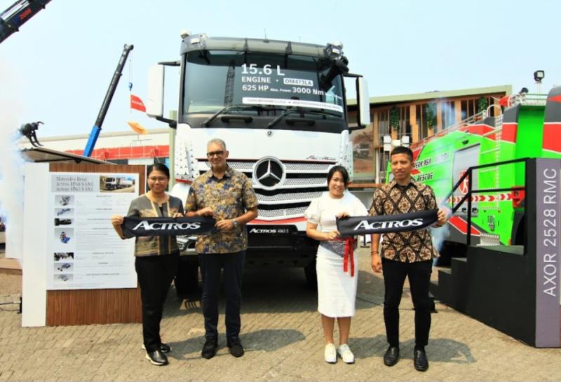 Daimler Commercial Vehicles Indonesia memperkenalkan 2 model truk baru untuk industri pertambangan di JIExpo Kemayoran Jakarta