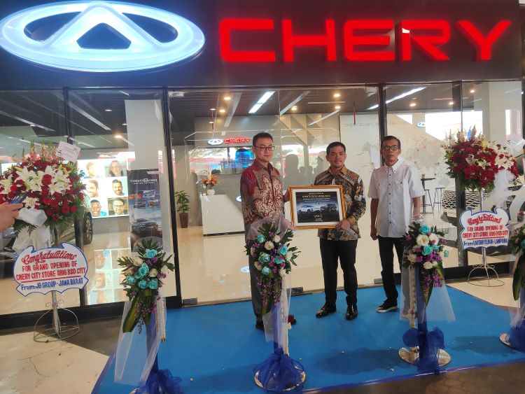 Petinggi Chery saat membuka City Store pertamanya di BSD City Tangerang