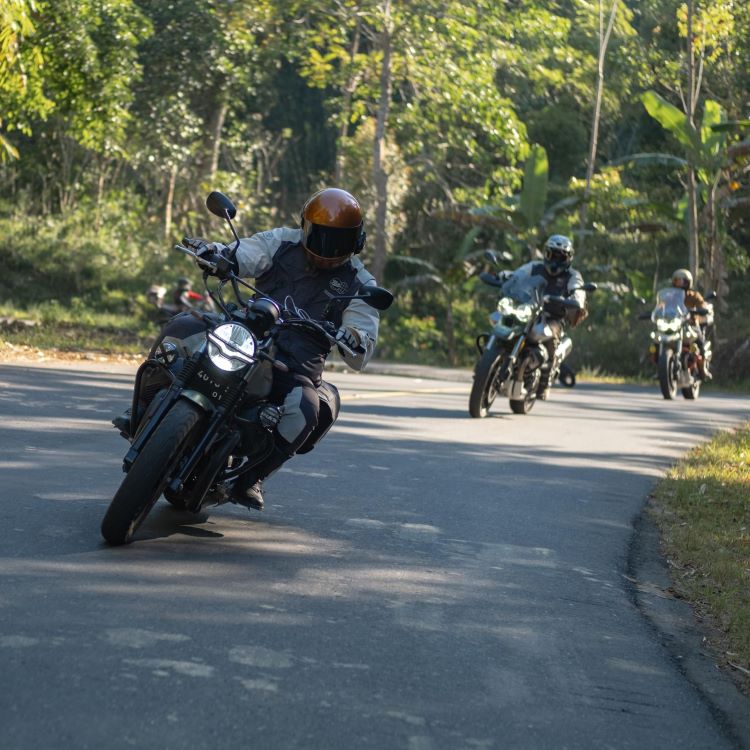 Para pecinta Moto Guzzi menjelajah Pulau Flores 