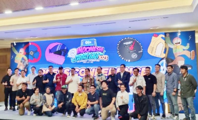 Foto bersama penyelenggara OLX IMX 2023 bersama perwakilan sponsor, calon peserta danmedia partner  usai sesi preskon di Merak Room JCC Senayan, Senin (18/9/2023)