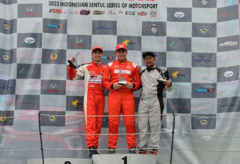 Naufal Rafif Busro (tengah) bersama juara 2 dan 3 di podium kemenangan kelas ITCR 1200 ISSOM 2023 seri 4 di Sentul International Circuit, Bogor, Minggu (17/9/2023)
