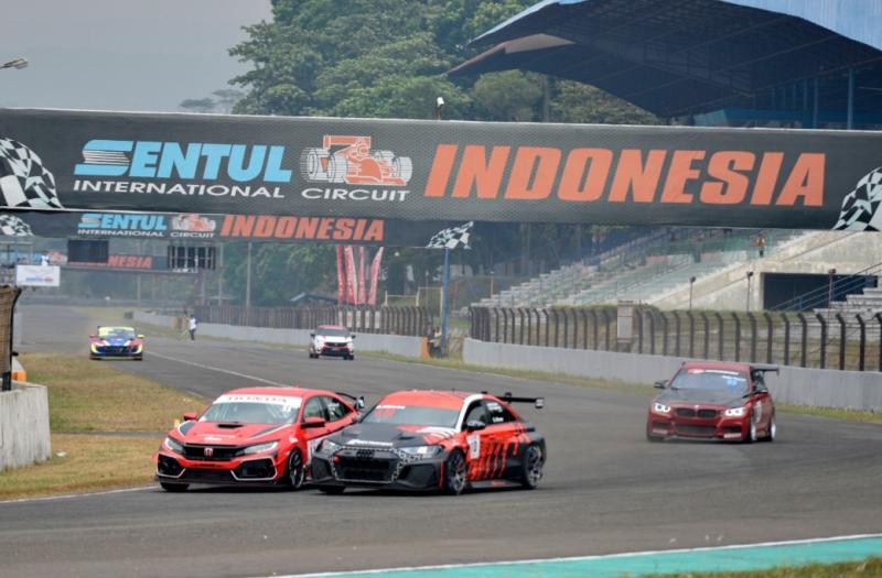 Alvin Bahar andalkan Honda Civic Type R sempat memberikan perlawanan ketat terhadap Glenn Nirwan yang gunakan Audi RS3 TCR pada kelas ITCR 3600 Max di ISSOM 2023 seri 4 di Sentul International Circuit, Bogor, 17/9/2023