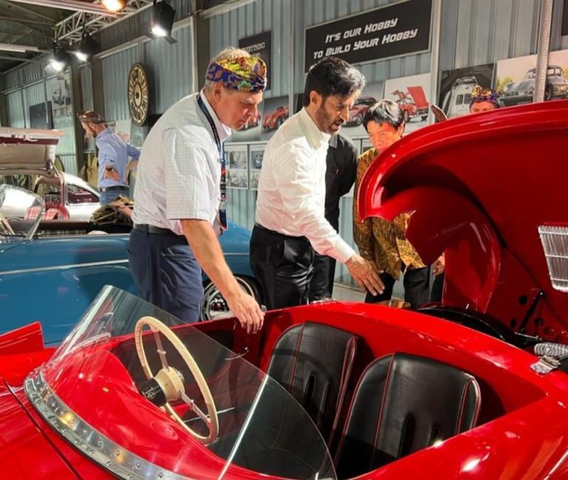 Presiden FIA Mohammed Bin Sulayem saat mengunjungi Workshop Tuksedo Studio Bali, saksikan mobil Ikonik Karya Anak Bangsa