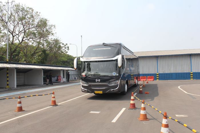 Pelatihan sopir truk di area pusat pelatihan Hino di Purwakarta