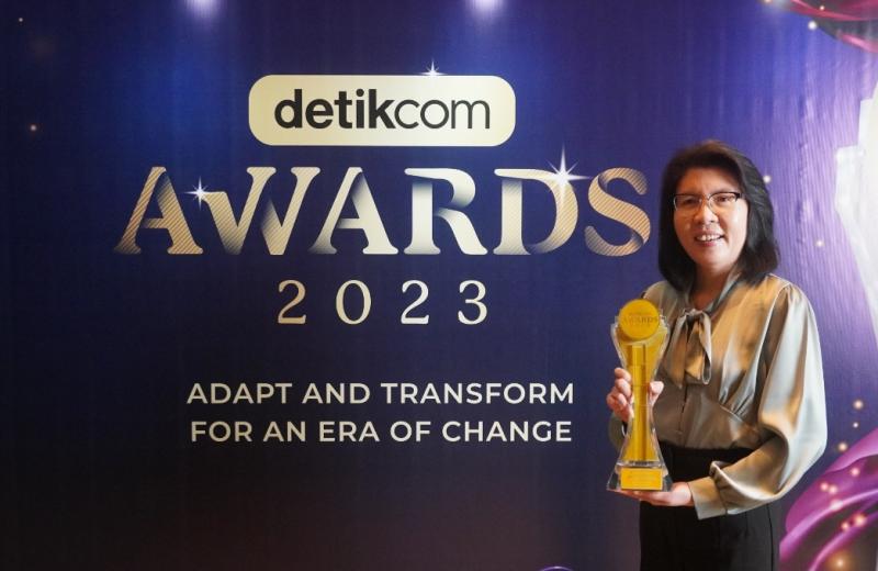 Lina Agustina, General Manager PT Toyota Astra Motor mengangkat Detikcom Awards 2023