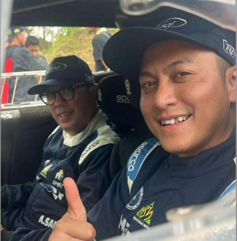 H Rihan Variza (kanan) dan co-driver Anthony Sarwono berhasil menjadi yang tercepat di SS4 Danau Toba Rally 2023 Leg 1 hari ini. (foto : rizal s)