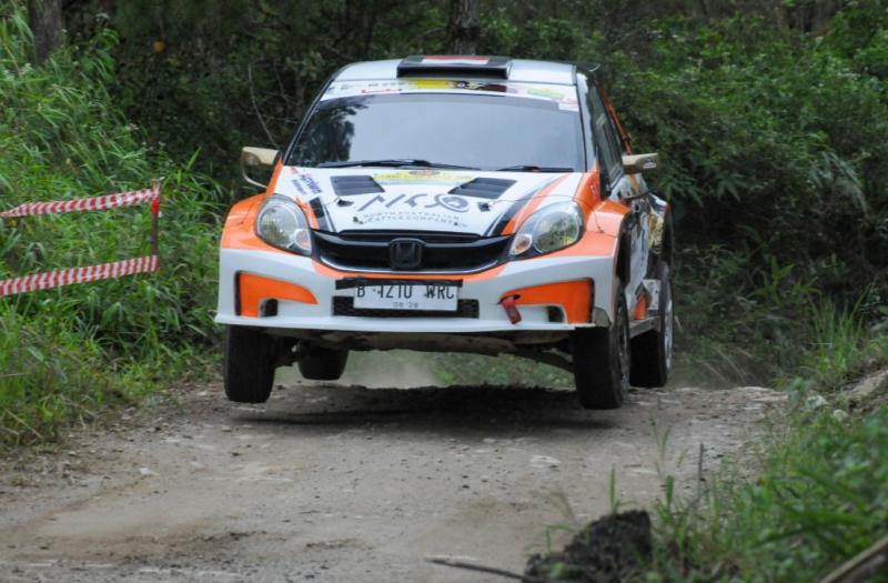 Brio WRC andalan perally Haji Achmad Deden sempat bermasalah pada setir, membuat posisinya melorot ke urutan 3 di Danau Toba Rally 2023