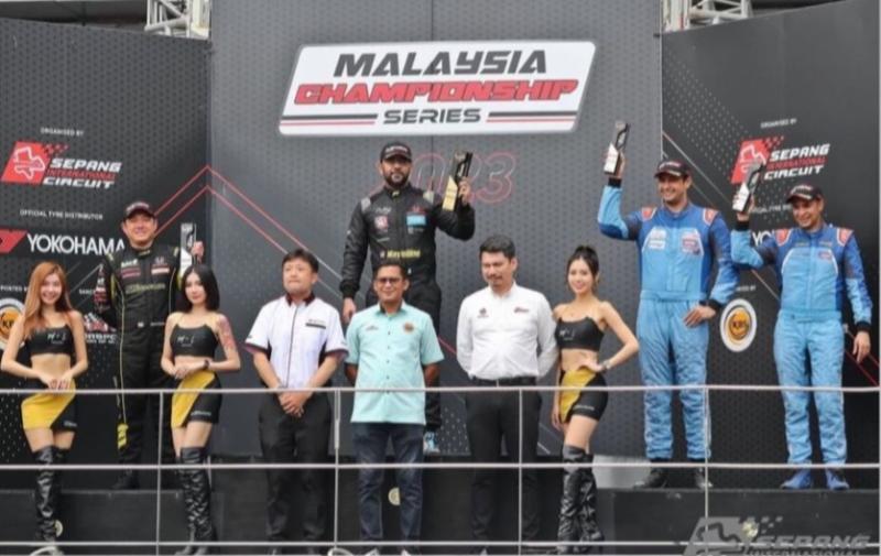 Umar Abdullah dan Avan Abdullah (kanan) di podium juara 3 balap ketahanan 3 jam di Sepang International Circuit Sepang, Malaysia, Minggu (24/9/2023)