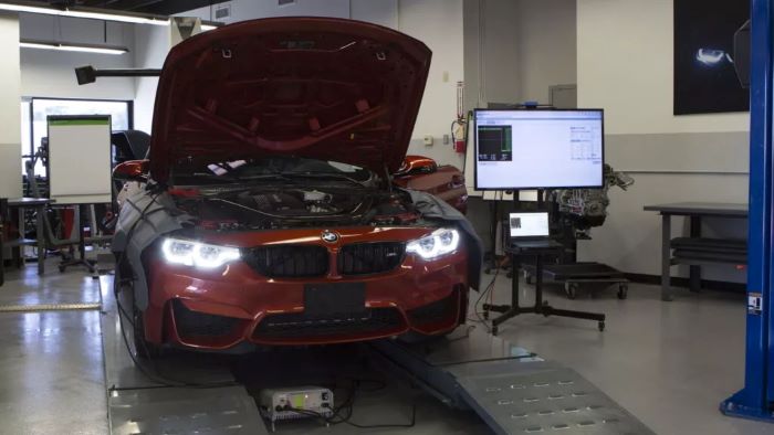 Mobil BMW yang sementara mendapatkan perawatan dengan perangkat canggih Bengkel BMW