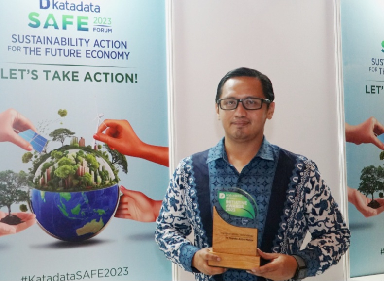 Dimas Aska, Head of Interactive Public Relation PT Toyota Astra Motor menerima penghargaan Katadata Green Initiative Award