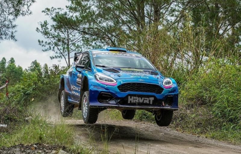 H Rihans Variza gaspol dengan Ford Fiesta Rally2 pada Special Stage yang disukai pada Danau Toba Rally 2023 di Kabupaten Simalungun Sumatra Utara, 23-24/9/2023. (foto : hrvrt official)