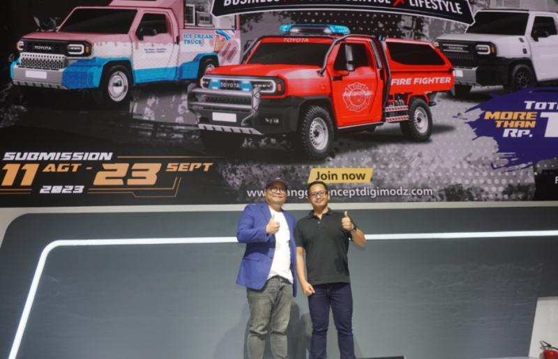 Dimas Azka (Head of Interactive Communication PT Toyota-Astra Motor) dan Andre Mulyadi di booth Toyota Indonesia, OLX IMX 2023
