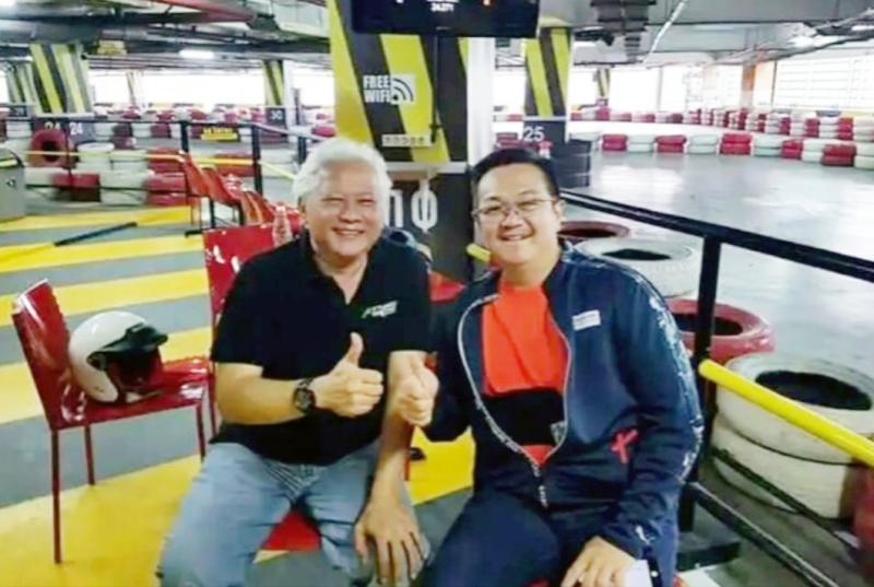 Hongki Regina (kanan) dan Djembar Kartasasmita saat main karting di Speedy Karting, Plasa Semanggi Jakarta beberapa waktu lalu