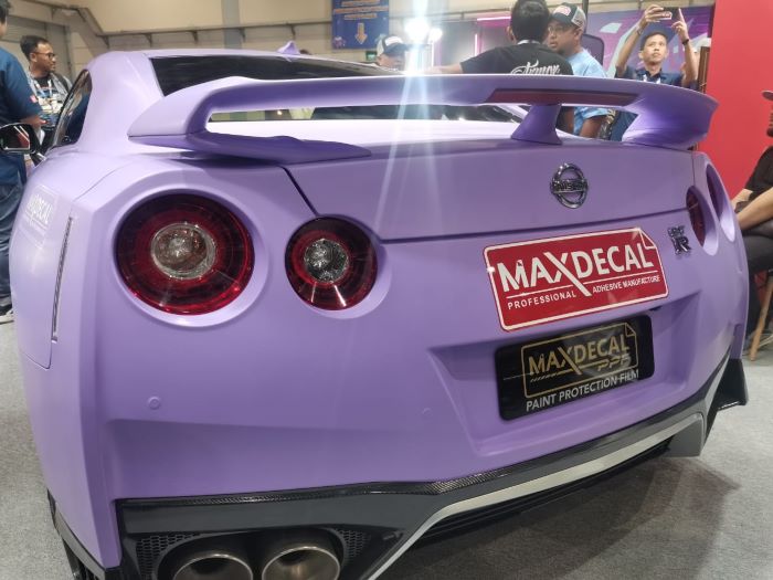 model sticker Maxdecal yang diaplikasikan di mobil sport Nissan GTR