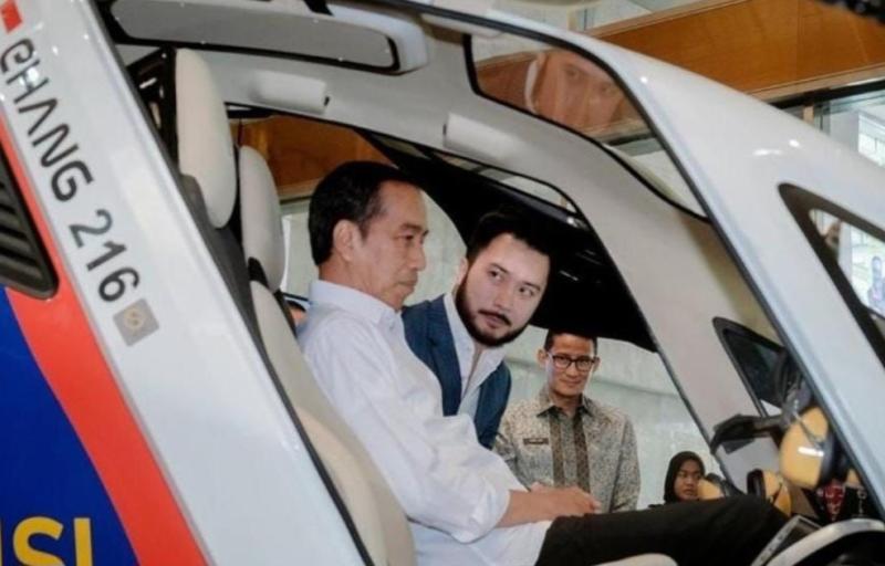 Presiden Jokowi tampak antusias dan penasaran saat di kabin heli IMI tanpa pilot Ehang 216 di pameran Hub Space x KAI Expo 2023, JIExpo Kemayoran Jakarta