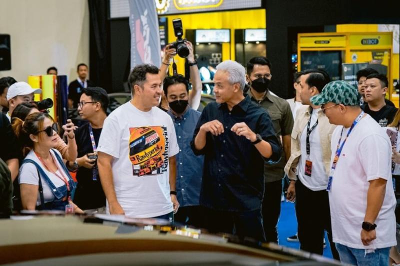 Ganjar Pranowo Sambangi Mobil RI-1 Concept Saat Kunjungi Pameran Modifikasi OLX IMX 2023 di JCC Jakarta