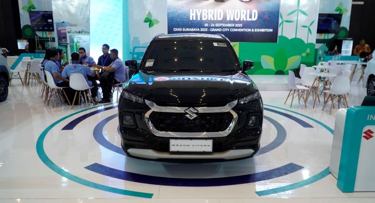 Mobil Suzuki Grand Vitara dalam pameran GIIAS 2023 di kota Surabaya