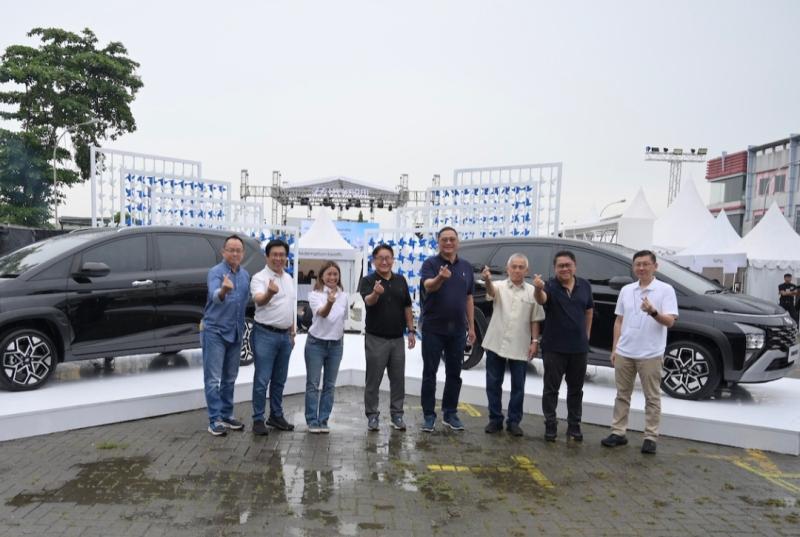  Perwakilan Hyundai Motors Indonesia dan dealer Medan membuka Hari H: Harinya di kota Medan, Sumatra Utara   