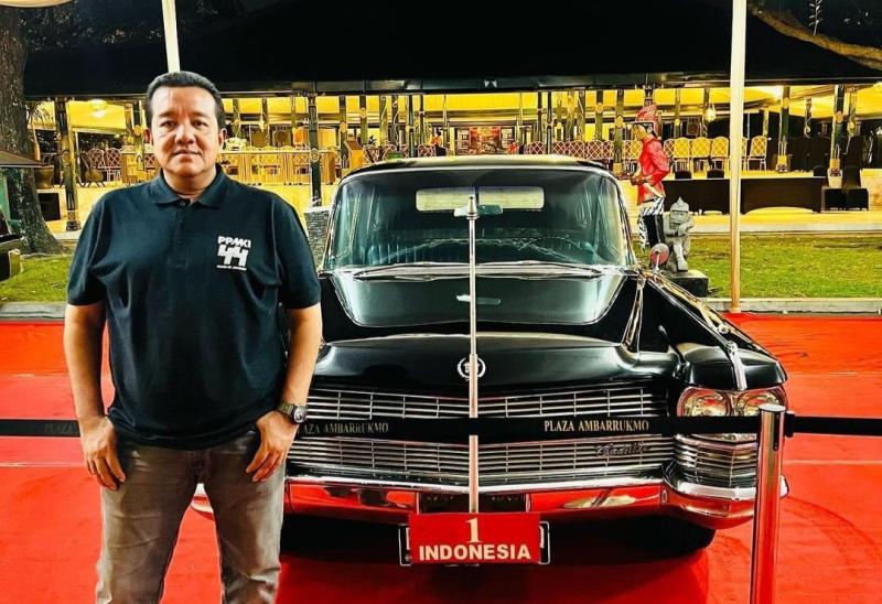 H Jimmy Syamsudin bersama Cadillac Fleetwood Series 75 Limousine 1963 koleksinya, didisplay di Hotel Ambarukmo Yogyakarta dalam perayaan HUT PPMKI ke-44, 7-8 Oktober 2023. 