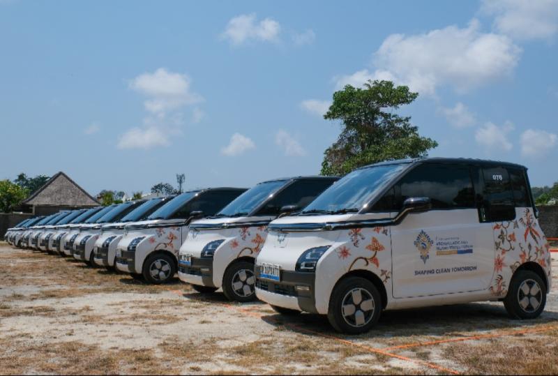100 unit Wuling Air ev Long Range menjadi Official Car Partner Konferensi Tingkat Tinggi AIS Forum 2023 di Bali