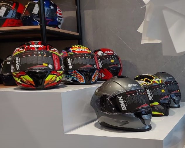 Tampilan helm SMK dengan desain keren yang menggoda untuk pemotor di Indonesia