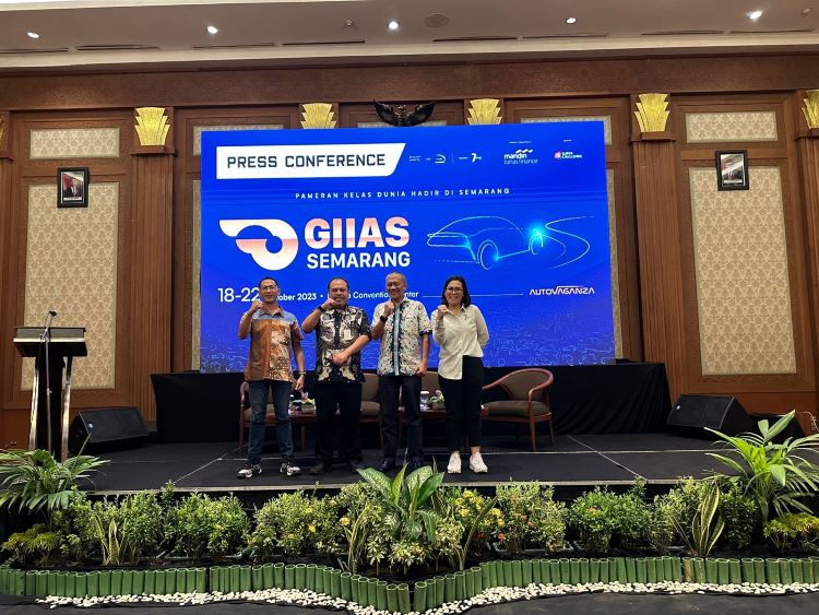 Para petinggi Gaikindo dan Seven pada pembukaan GIIAS Semarang 2023