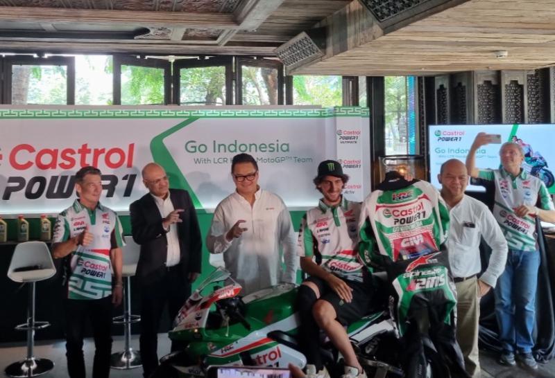 Alex Rins menunjukkan wearpack desain khusus untuk MotoGP Mandalika 2023 pada presscon di Jakarta, hari ini. (foto : bs)