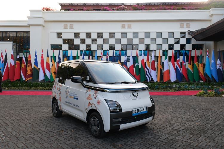 Model Wuling Air ev yang kini digandrungi banyak konsumen hingga untuk mobil dinas pemerintahan, kembali sukses sebagai mobil resmi KTT AIS Forum 2023 di Bali