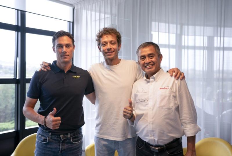 Valentino Rossi selaku pemilik VR46 Racing Team dan pejabat Pertamina saat penandatanganan kerja sama dalam durasi 3 tahun