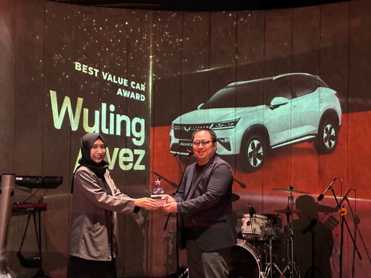 Public Relations Manager Wuling Motors, Brian Gomgom saat menerima penghargaan dari Tim Carvaganza