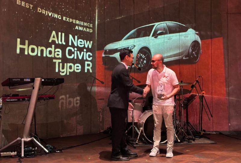 Yulian Karfili (kanan) dari Honda Prospect Motors menerima penghargaan dari Carvaganza Editors Choice Award 2023