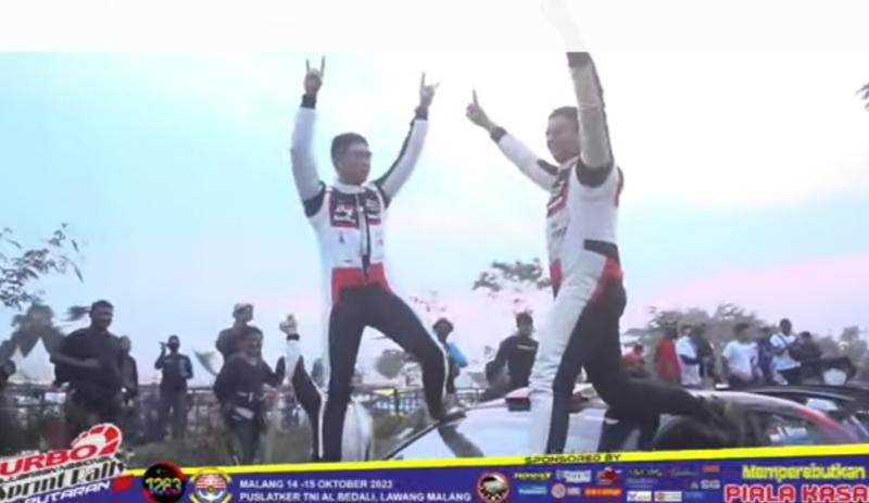 Ryan Nirwan dan Adi Indiarto, meluapkan kegembiraan setelah pastikan jadi pemenang pada Kejurnas Sprint Rally 2023 Rd 5 di Puslatker TNI AL Bedali Lawang, Malang