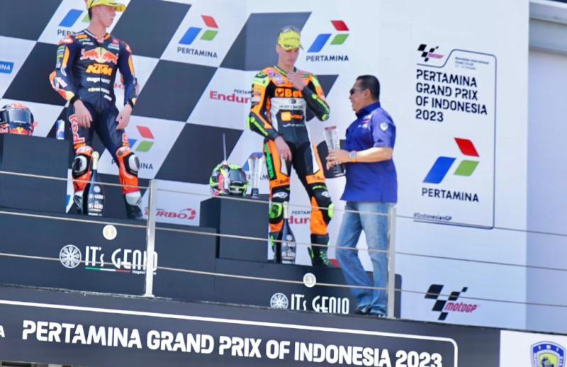 Bamsoer serahkan trofi kepada juara Moto2 MotoGP 2023 di Sirkuit Mandalika Lombok Nusa Tenggara Barat