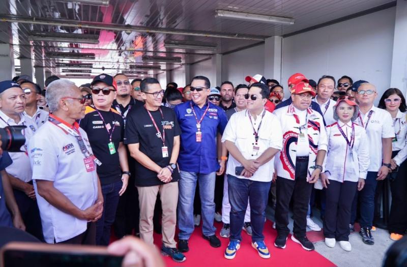 Bamsoet bersama Menteri BUMN Erick Thohir, Menparekraf Sandiaga Uno, Dirut Pertamina dan pejabat lain di MotoGP Pertamina GP of Indonesia 2023 di Sirkuit Mandalika Lombok