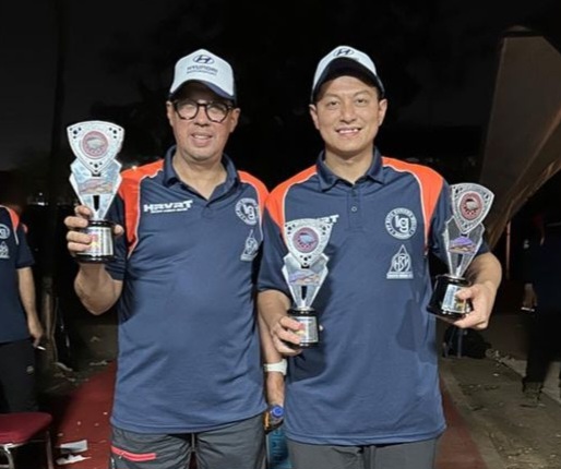 H Rihans Variza dan co-driver Anthony Sarwono, dengan piala sebagai juara 4 di Kejurnas Sprint Rally 2023 Malang, Jawa Timur