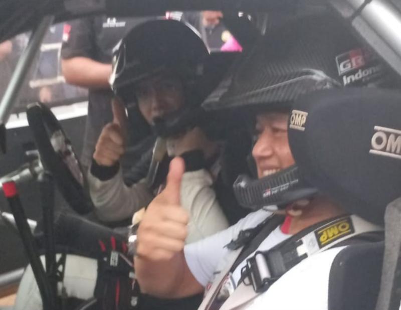 Ryan Nirwan dengan Co-Driver Laksamana Pertama TNI Deny Septiana, rally drive di Kejurnas Sprint Rally Malang 2023 
