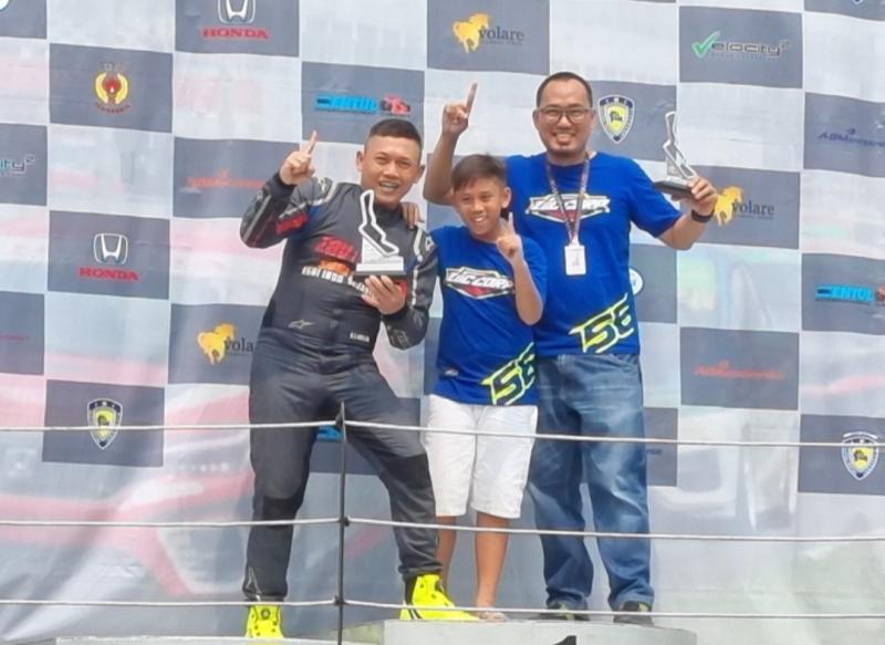 Benny Santoso (kiri), Zavian dan Imam (manajer Sigma Speed) di podium juara 1 kelas Kejurnas ITCR 3600 Max balap mobil ISSOM 2023 seri 5 di Sentul International Circuit, Bogor hari ini. (foto : budsan)