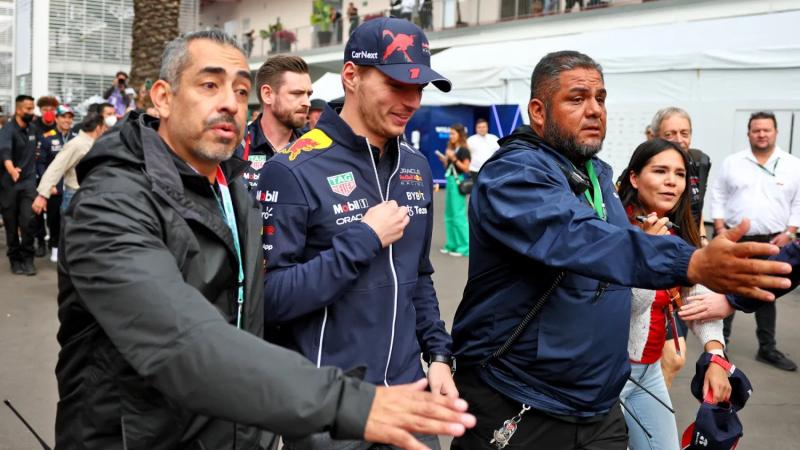 Pengawalan ketat Max Verstappen saat tiba di Meksiko.(Fpto: xpb-racingnews)