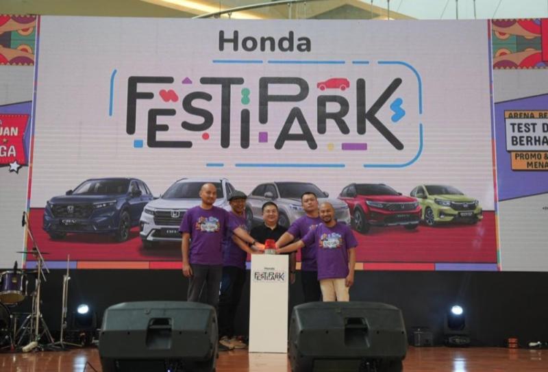 Honda FESTIPARK dihelat di Big Mall Samarinda, Kalimantan Timur dan Dldimeriahkan performance penyanyi Sammy Simorangkir
