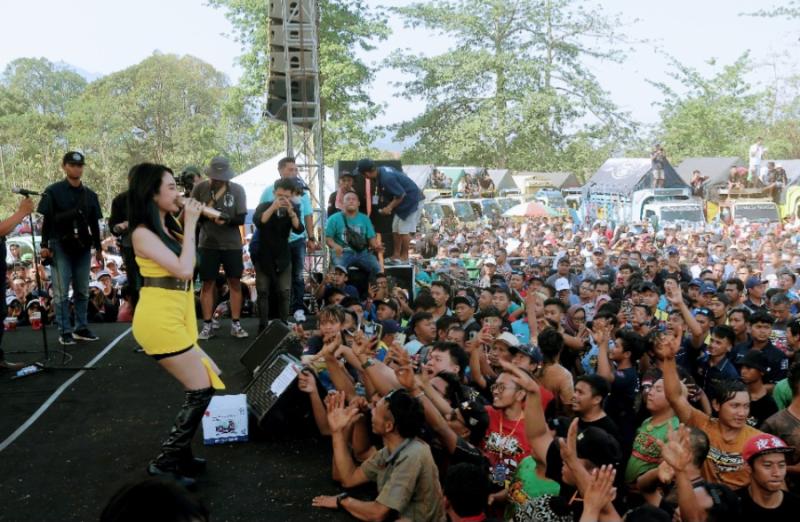 Mitsubishi Fuso mendukung Jambore Nasional ke-10 Canter Mania Indonesia Community di lapangan Kandangmas Kudus Jateng, salah satunya dengan hiburan datangkan penyanyi dangdut