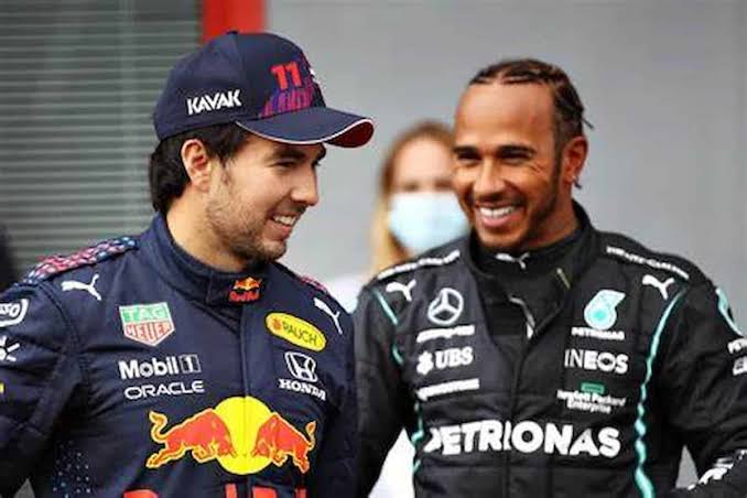Lewis Hamilton dan Sergio Perez, bukan musuh di sisa kompetisi tahun ini. (Foto: f1)